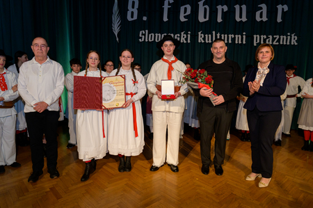 Podelitev priznanja - Starejša otroška folklorna skupina OŠ Metlika - Osrednja obcinska prireditev ob slovenskem kulturnem prazniku